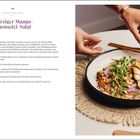 "Würziger Mango-Glasnudel-Salat" steht oben, mit Zutatenliste und Zubereitung links. Rechts eine Schüssel Salat mit Hühnerbrust.