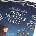 Text: "Nacht über Frost Hollow Hall." Illustration: Ein Mädchen bei Nacht vor einem schneebedeckten Baum und einem Herrenhaus.