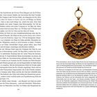 1 Ein Astrolabium, genutzt bei Entdeckung des Amazonas. Gold, komplex geformt, textreiche Buchseite links beschrieben.