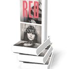 Der Text zeigt "RED" und "LOUISE KENNEDY" auf einem Buchcover. Stapel von identischen Büchern.