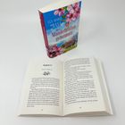 Ein Buch "Das Mandelblütengeheimnis" von Eva-Maria Bast steht aufrecht. Daneben ein aufgeschlagenes Buch bei Kapitel 15.