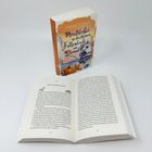 Der Titel lautet: "Mordsbohei in der kleinen Frittenbude am Strand". Ein Buch steht aufrecht, ein anderes ist geöffnet.
