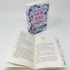 Ein Buchumschlag zeigt "Winterzauber in der kleinen Inselgalerie". Daneben liegt das aufgeklappte Buch auf den Seiten 136 und 137.