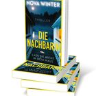 Titel: "Die Nachbarin", Thriller von Nova Winter. Untertitel: "Lass sie nicht in dein Haus." Cover: Nachtszene mit Häusern.