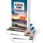 Text: "KLÜPFEL KOBR", "Seegrund Kriminalroman", "SPIEGEL Bestseller". Ein Buchstapel, Cover mit Polizeiauto und See.
