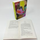 Ein Buchcover mit der Aufschrift "Daniela Raimondi, Das erste Licht des Sommers". Daneben ein aufgeschlagenes Buch.
