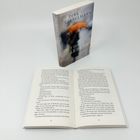 Ein Buch von Dirk Gieselmann mit dem Titel "Zeit ihres Lebens". Es steht aufrecht, daneben eine aufgeschlagene Seite.