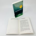 Zwei Bücher. Eines steht geschlossen mit dem Titel "Menschenwerk" von Han Kang. Eines liegt offen auf den Seiten 104-105.