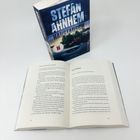 Der Titel "Stefan Ahnhem - Haustausch" ist in großen Buchstaben auf einem Thriller-Cover. Darunter ein Bild eines Hauses.