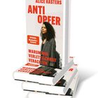 "Alice Hasters: Anti-Opfer. Warum wir Verletzlichkeit verachten. Spiegel Bestseller-Autorin." Zeigt Frau im Mantel.