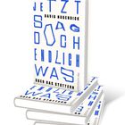 "JETZT SAG DOCH ENDLICH WAS" in blau, "David Hugendick" und "Über das Stottern" in schwarz auf einem Buchstapel.