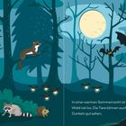 Text: "In einer warmen Sommernacht ist im Wald viel los. Die Tiere können auch im Dunkeln gut sehen." Illustration eines Waldes bei Nacht mit Tieren: Eulen, Fledermäusen, Waschbären, einem Wolf.
