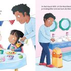 Links: Kinder am Tisch mit Frühstück. Rechts: Kind im Bad, staunt über kindgerechtes Waschbecken. Person wechselt Windel.