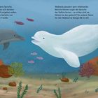 Texte beschreiben die Kommunikation von Walen und Delfinen. Zwei Meeressäuger schwimmen nah beieinander im Ozean.