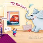 „Wo man einen Elefanten herbekommt?“ Ein fröhlicher Elefant betritt durch eine Tür ein Wohnzimmer, drei Menschen schauen überrascht zu.