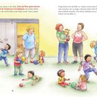 Text: Kinder laufen in die Halle. Conni und Mama begrüßen die Turnlehrerin. Kinder spielen mit bunten Bällen. Illustration: Fröhliche Szene in einer Turnhalle mit spielenden Kindern und Erwachsenen.
