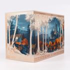 Verzierte Box mit goldenen Mustern. Auf der linken Seite eine Hütte im Wald, rechts ein Schloss bei Nacht, umgeben von Bäumen.