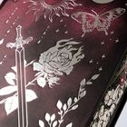 Keine erkennbaren Texte vorhanden. Es zeigt silberne Motive: Sonne, Schmetterling, Schwert, brennende Rose, Sterne auf dunklem Hintergrund.