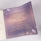 Ein violetter Hintergrund mit goldenen Verzierungen und folgendem Text: "Hast wohl Sehnsucht nach mir?" und "Hazel [...] verboten."