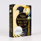 „This Kingdom Will Not Kill Me“ steht in goldener Schrift. Ein majestätischer Vogel umschlingt den Text.