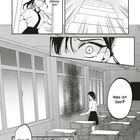 Ein Manga-Panel zeigt eine Frau in einem Klassenzimmer, die erstaunt auf etwas an der Wand blickt. Texte: „Was ist das?“