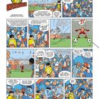 Ein Mann im gelben Anzug steht inmitten einer Fußballmenge. Gespräche über Fußball, Verwechslungen und ein lustiges Tor gibt's.