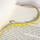 Seite mit Kapitelnummer "1" und Titel "Neapel - Juni 1442", gelbes Lesebändchen liegt darüber.
