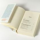 Eine geöffnete Buchseite mit "INHALT" und Kapiteln. Ein Lesezeichen zeigt ein Zitat und eine Buchempfehlung.