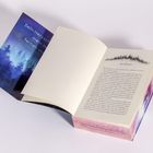 Sein Herzschlag, mein Heim, fernab von hier. Er ist der Sturm in meinem Herzen. Illustration von Bäumen.