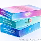 Drei Bücher in Pastelltönen. Texte: "Liebe, die einem nur einmal im Leben begegnet", "Du musst lernen, mir zu vertrauen".