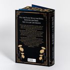 Der Text beginnt mit: "STELL KEINE FRAGEN. BEFOLGE DEINE BEFEHLE. RESPEKTIERE DEINE HERREN. ABER VOR ALLEM: LIEBE NIEMANDEN." Darunter folgt eine inhaltliche Beschreibung des Buchs. Am Rand steht vertikal "SONGBIRD OF THE SORROWS". Dekorative goldene Blumen und ein schwarzer Hintergrund schmücken das Cover.