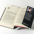 Ein Buch geöffnet bei Kapitel 61. Ein schwarzes Lesezeichen beschreibt die Autorin Veronica Roth mit Foto von ihr.
