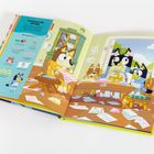 "Basteln für Ostern", Anleitungen und Illustrationen von cartoonhaften Hunden beim Basteln in einem farbenfrohen Raum.