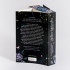 Buchumschlag von "Stolen Midnights" von Katherine Quinn; verziert mit leuchtenden Sternen und floralen Elementen.