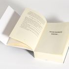 Text: "SECHS MONATE SPÄTER...". Geöffnetes Buch, Seite mit Text und leerer linker Umschlag.