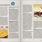 Texte: „Typische Gerichte“, „Butternut Soup“, „Sweet Potato Soup“, „Bacon-Wrapped Cheesy Stuffed Jalapeños“, „Peri-Peri Chicken Liver“, „Chakalaka & Pap“, „Sosaties“, „Melktert“. Illustrationen einer Suppe und Fleischspieße.
