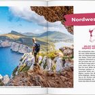 Nordwesten, wilde Küste und grünes Hinterland. Mann mit Rucksack steht auf Klippen, blickt auf zerklüftete Küste und Meer.