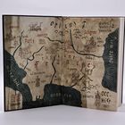 Illustration einer alten Karte mit Städten wie Paris, Avignon und London, dekoriert mit mittelalterlichen Figuren.