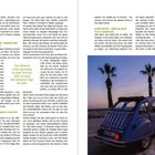 FRANKREICH, MICHÈLE MOUTON – KENNEN WIR NATÜRLICH, KLAR, Der Mistral zehrt gewaltig an den Nerven. Aber es sind die klarsten Tage im Jahr. ÜBER 20 GRAD – NICHT SCHLECHT FÜR MITTE MÄRZ, KEINE HETIK – NUR EIN PAAR STILLE GENIESSER. Ein blauer Citroën 2CV parkt bei Sonnenuntergang, drei Palmen im Hintergrund.