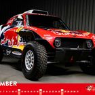 „DEZEMBER“ und Zahlen von 1 bis 31. Ein Rallyeauto mit kräftigen Farben in einer Werkstatt. Logos sichtbar.
