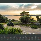 Text: "Kroatien: Bei Pula, Medulun, auf der Insel Krcula" und "Ride".

Motorradfahrer auf Küstenstraße bei Sonnenuntergang.
