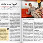 **Text im Bild:**  
Was bleibt vom Hype? - Wohnst du schon in Leipzig oder überlegen sie zu bleiben? Zumindest scheint ihnen die Stadtrundfahrt zu gefallen.

**Beschreibung:**  
Ein Mann und ein Kind sitzen lächelnd in einem roten Bus.