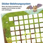Sticker-Belohnungssystem: 65 Sticker ergeben ein Bild. Illustration mit Fledermaus, Bäumen und nummerierten Feldern.