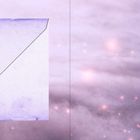 Buchstabe "E" in einem verzweigten Emblem. Eine Umschlagform vor einem rosa, nebligen Hintergrund mit leuchtenden Lichtern.