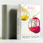 „Juli Zeh“, „Pony Show“, Buchcover mit farbigen Gondeln und Justitia-Statue, neutraler Hintergrund.
