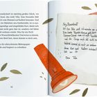 „Aber deren Freundschaft...“ (Seite 42). Neben Text eine Zeichnung eines Briefes und eines roten Megafons. Blätter und Flecken zieren die Seite.