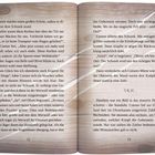 Seitenzahlen: 72 und 73. Es ist Text über Connor, einen Schrank mit Geheimtür, und die Zahlen 7, 9, 11. Hölzerner Hintergrund.