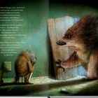 Ein Bär öffnet die Tür zu einem Raum, in dem eine Person zusammengesunken auf einem Stuhl sitzt. Text beschreibt eine bedrückende Szene.