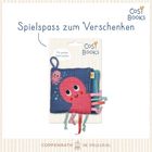 „Es gibt mehr zu entdecken“ steht über Stoffbüchern mit Tiermotiven und einem Kind in einem hellen Raum.