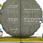 „Hier ist es blöd! Ich geh woandershin!“, sagt der kleine Troll. Er trifft auf einen Felsen, der sich nicht bewegt. Illustrationen zeigen ihn mürrisch und beim Versuch, den Felsen zu bewegen.